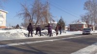 До конца марта межквартальные и дворовые дороги поселка Октябрьского должны быть вычищены до асфальта