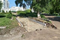 Ремонт пешеходной дорожки в парке у центра «Витязь» идет к завершению