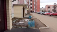 Жительница Молодежной,4 жалуется на отсутствие скамеек возле подъездов