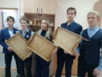 Школьники изготовили столики для кормления маломобильных зеленогорцев