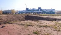 Строители продолжают обустройство спортивной площадки напротив «Волны»