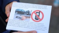 Автополицейские и школьники напомнили горожанам о том, как пользоваться телефонами во время движения