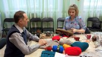 Зеленогорец вяжет вещи для себя и участников СВО