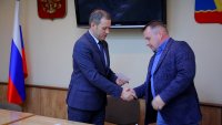 Инициативной группе проектов "Огни Простоквашино", "Северный олень" и "Территория спорта" вручили удостоверения