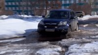Зеленогорцы жалуются на глубокие лужи во дворах и на дорогах