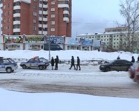 Водитель сбил ребенка на пешеходном переходе, не увидев его из-за машины