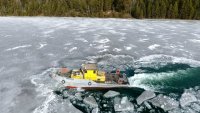 Ледокол Иван Поддубный Красноярской ГРЭС-2 борется со льдом