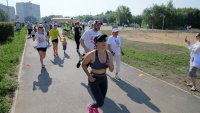 Все бегут и крутят педали