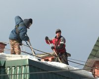 В ГЖКУ заканчивают очистку крыш от снега наледи