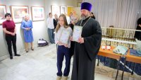 Настоятель зеленогорского храма вручил дипломы и подарки ученикам Детской художественной школы