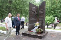 Возложение цветов к могилам и памятным доскам почётных зеленогорцев - ежегодная традиция ко Дню города