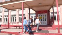 Сегодня начали принимать к учебному новому году школы