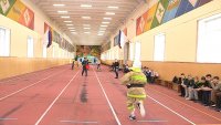 Школьники побывали в роли пожарных