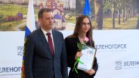 25 одаренных школьников получили премии главы города