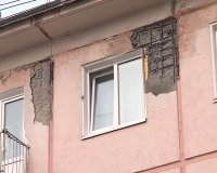 На Набережной,  16 и 18 разваливаются железобетонные панели