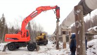 Сотрудники МУП меняют железобетонные опоры для теплосетей на надёжные железные