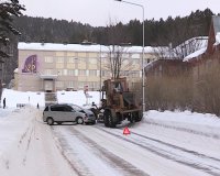 На улице Калинина грейдер наехал на иномарку