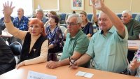 В библиотеке старшее поколение сыграло в музыкальную игру «Хиты на все времена»