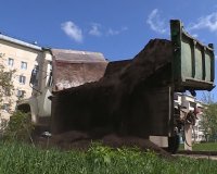 Горожанам для благоустройства привезли землю