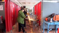 Студенты-сварщики изготавливают для военнослужащих СВО печи-буржуйки